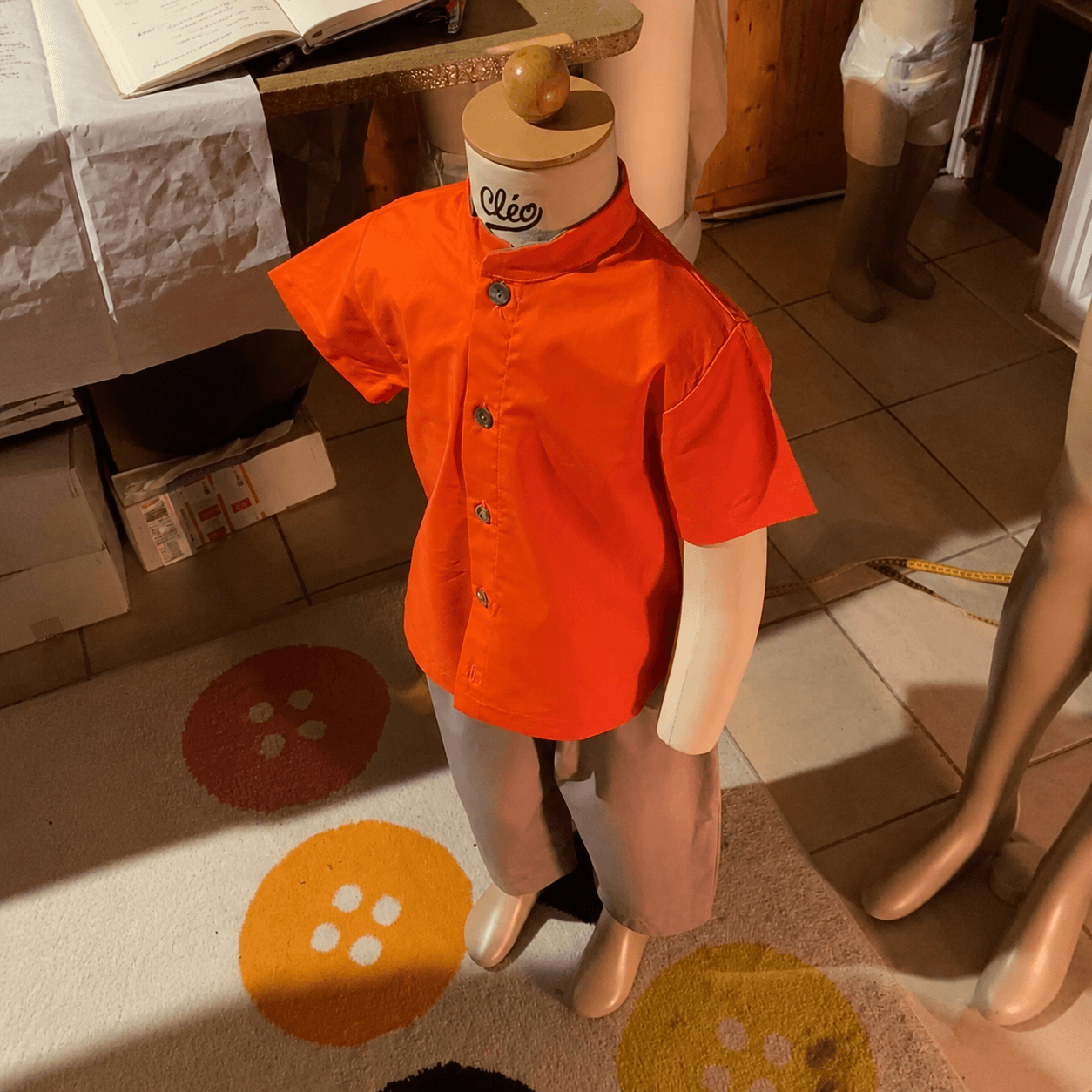 Una camicia per bambino su un manichino in laboratorio