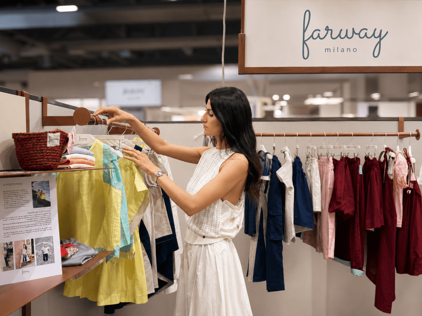 Allestimento dei capi Farway Milano sotto l’insegna del brand