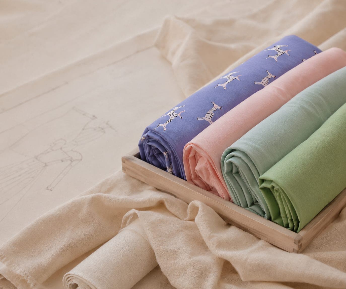 Tessuti e bozzetti nell’atelier Farway Milano
