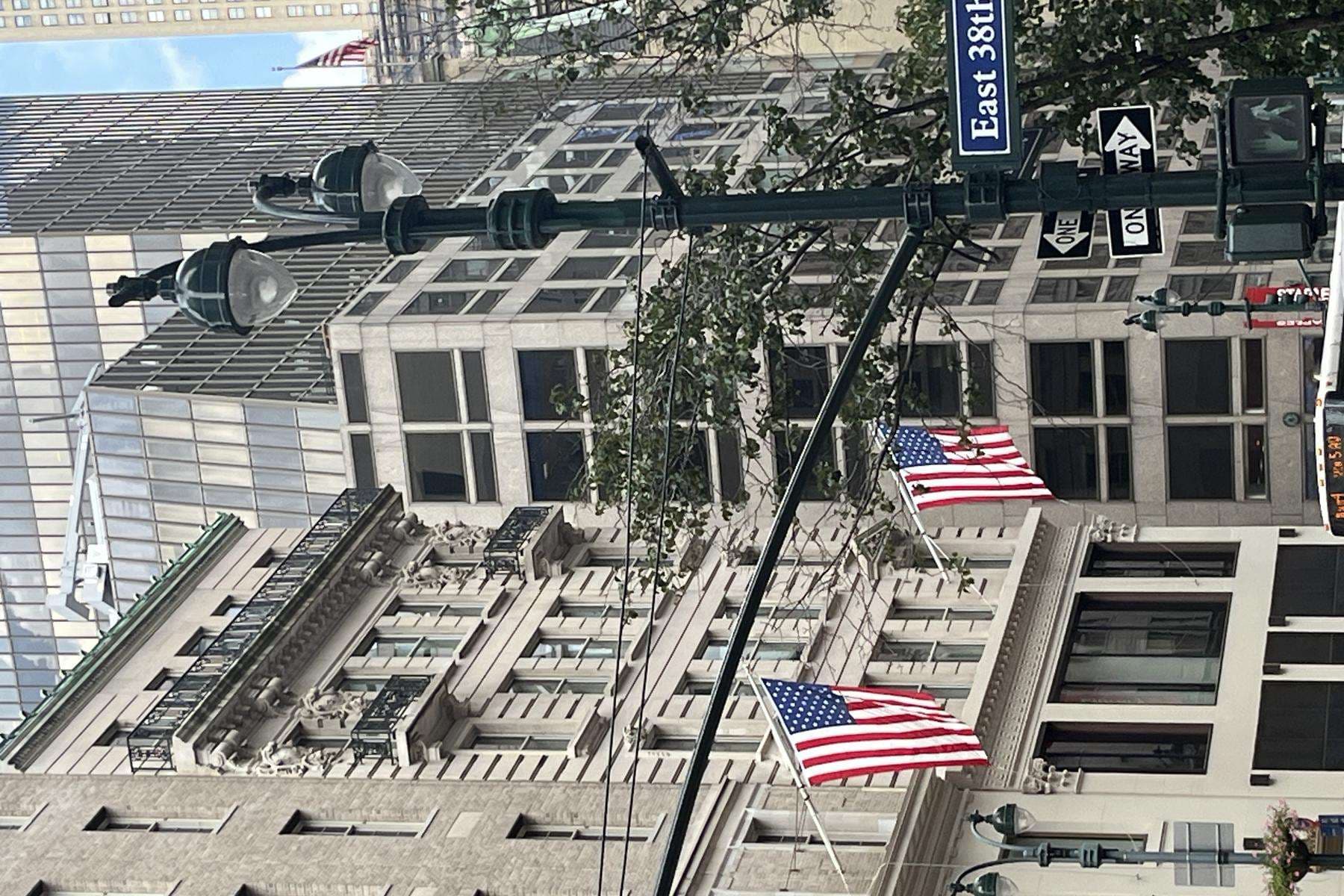 Una via di Manhattan all'altezza della East 38th Street, con le bandiere americane sulle facciate: la New York che ha ospitato il Pop-Up Loft di Farway Milano